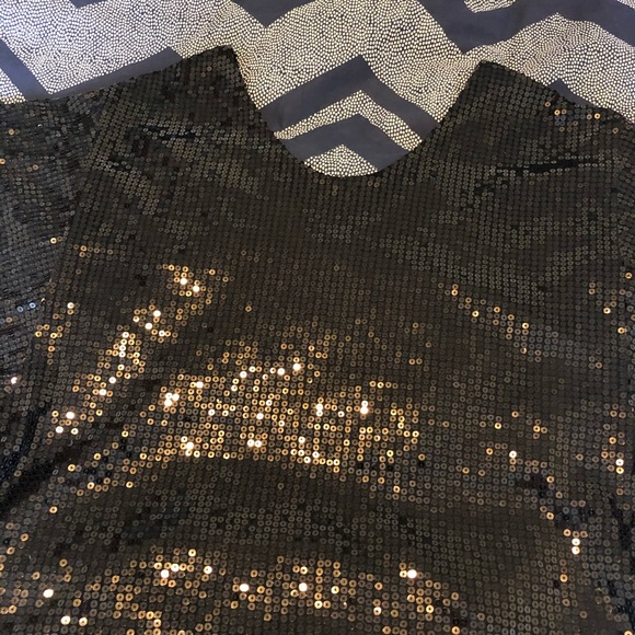 BLACK SEQUIN FLOWY TOP FLATTERING FABULOUS - Picture 7 of 11